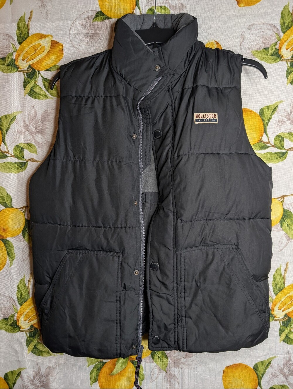 Hollister Men's Black Puffer Vest with Fleece Lining, Size M